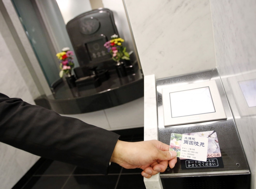 New fashion in Japan: funeral in life