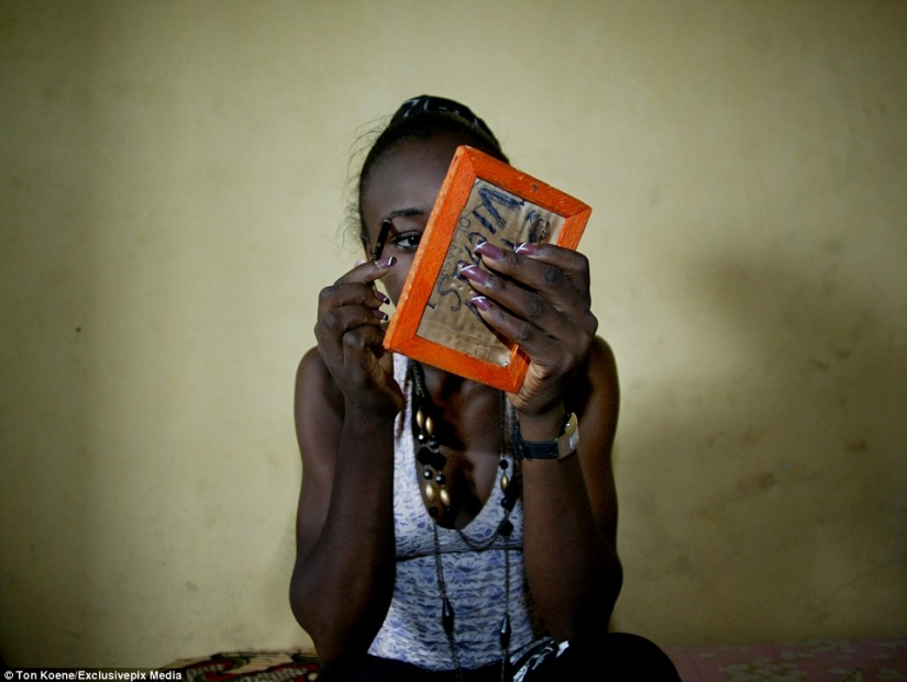 "Ángeles de la muerte": las fotos de las prostitutas de Nigeria, donde el SIDA se reclama 10 millones de vidas al año
