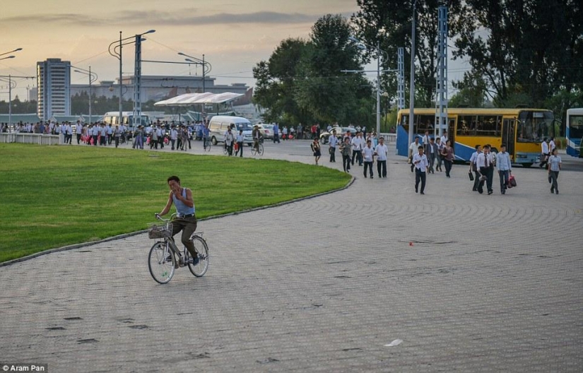 No de la depresión de Corea del Norte: jugando en la playa de las niñas, tiendas de moda y restaurantes