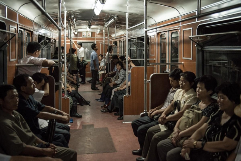 No de la depresión de Corea del Norte: jugando en la playa de las niñas, tiendas de moda y restaurantes