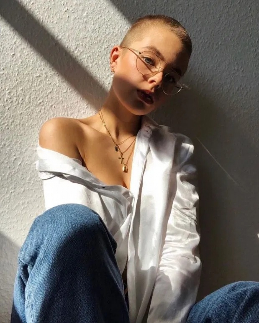 No hair, no problem: why do women shave their head during the quarantine