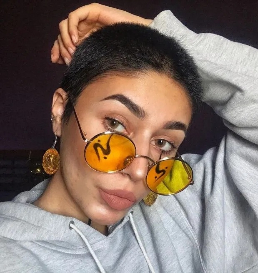 No hair, no problem: why do women shave their head during the quarantine