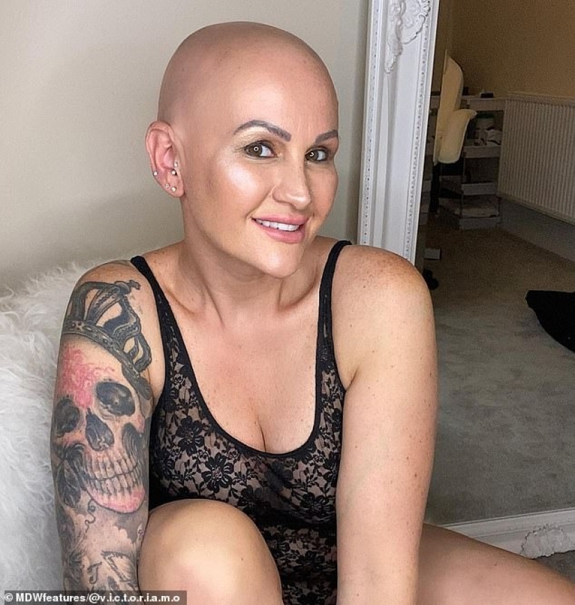 Oblasov, a hairdresser from Britain shaved at zero and now inspires others by his example Oblasov, a hairdresser from Britain shaved at zero and now inspires others by his example