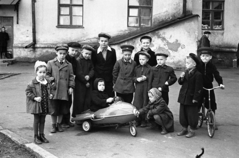 On the waves of memory: how we lived and played in the courtyards of our childhood