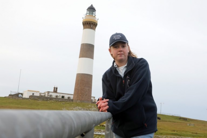 One for nine: the girl moved to the island of retirees and performs the work of nine people One for nine: the girl moved to the island of retirees and performs the work of nine people