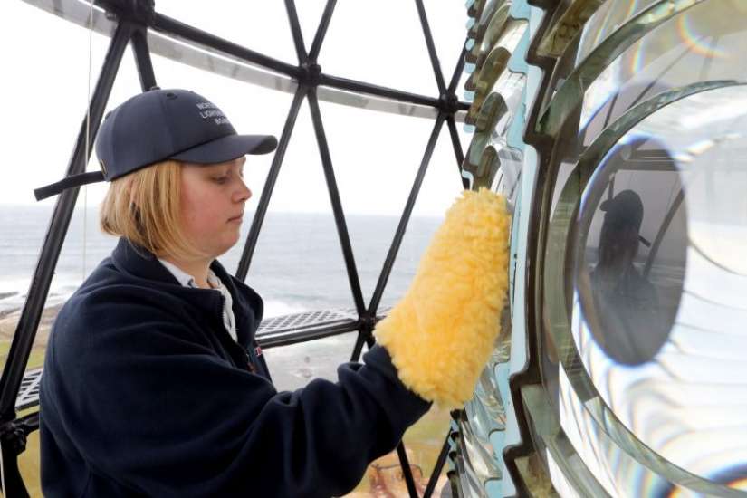 One for nine: the girl moved to the island of retirees and performs the work of nine people One for nine: the girl moved to the island of retirees and performs the work of nine people