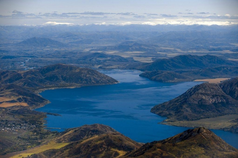 Otoño en las montañas de Kazajstán de la altura de vuelo de pájaro Otoño en las montañas de Kazajstán de la altura de vuelo de pájaro