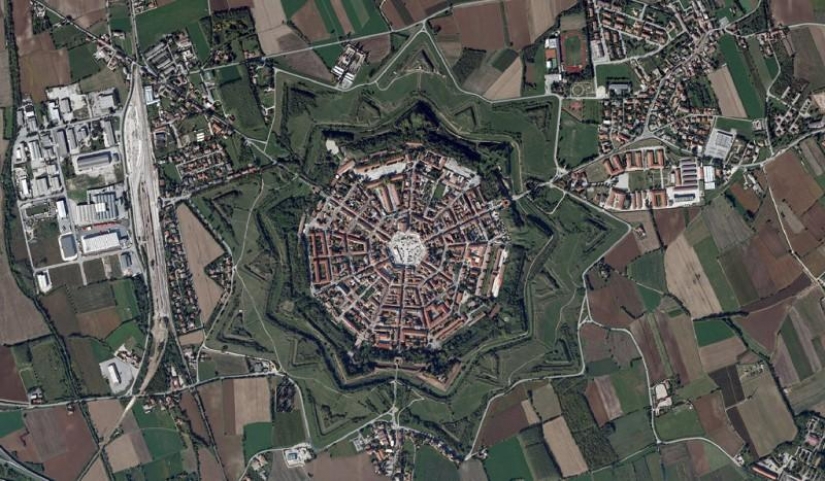 Palmanova es simétrica de la fortaleza de la ciudad en Italia Palmanova es simétrica de la fortaleza de la ciudad en Italia