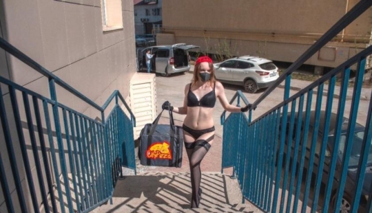 Pan y circo: Yakut strippers comenzó a llevar la pizza se quedo sin trabajo Pan y circo: Yakut strippers comenzó a llevar la pizza se quedo sin trabajo