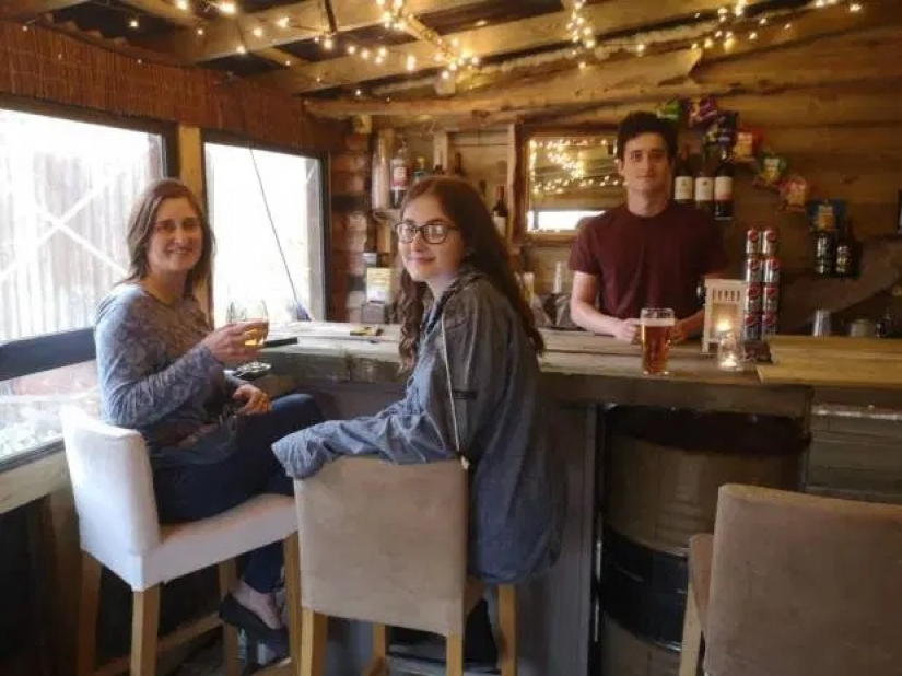 Papá! Padres de desaparecidos en la cuarentena y gire a la garajes en barras