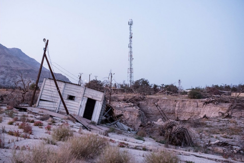 Photo: dying Dead sea Photo: dying Dead sea