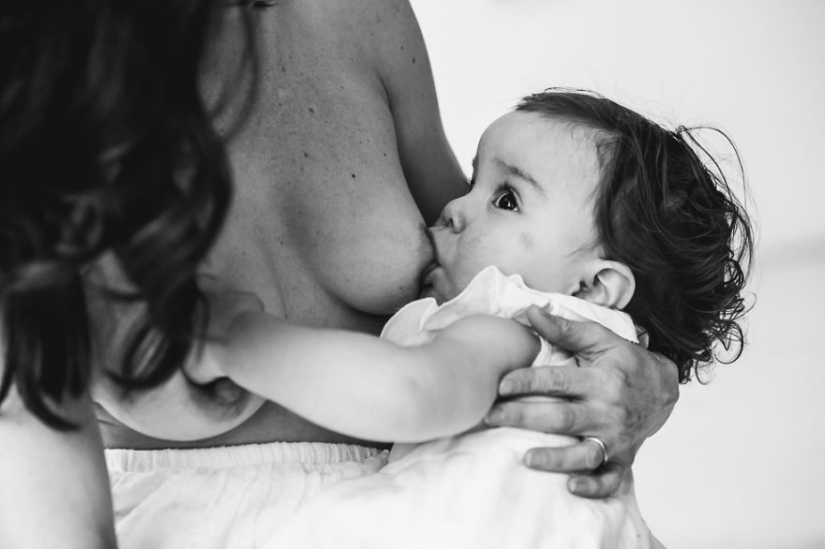Photographer takes nursing mothers and it is very beautiful Photographer takes nursing mothers and it is very beautiful