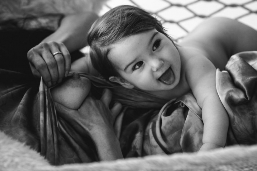 Photographer takes nursing mothers and it is very beautiful Photographer takes nursing mothers and it is very beautiful