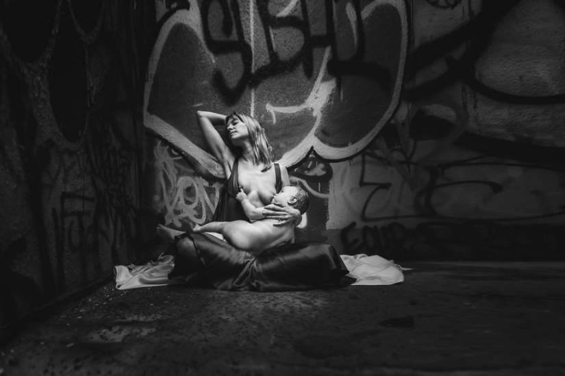 Photographer takes nursing mothers and it is very beautiful Photographer takes nursing mothers and it is very beautiful