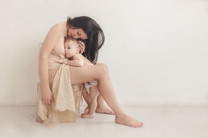Photographer takes nursing mothers and it is very beautiful Photographer takes nursing mothers and it is very beautiful