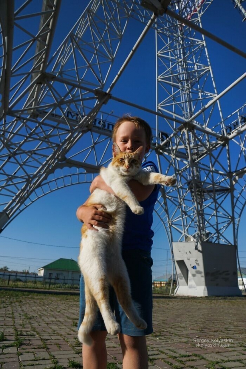 Pictures of a person, who is traveling in Russia with a camera in his hands