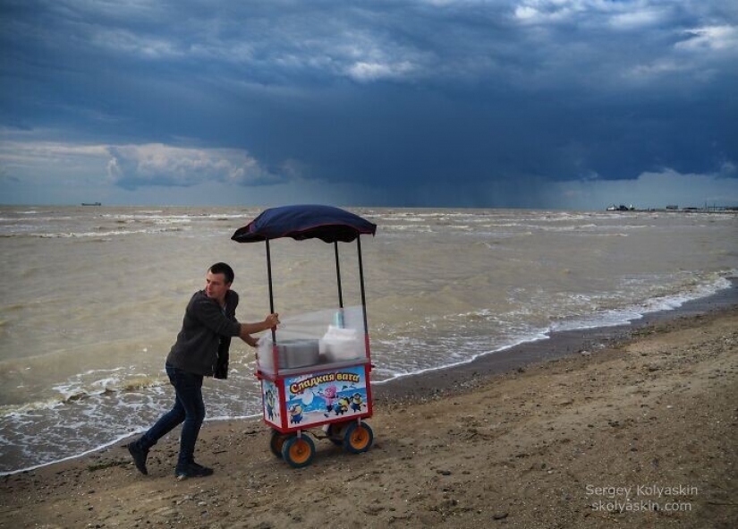 Pictures of a person, who is traveling in Russia with a camera in his hands