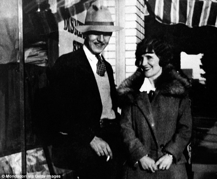 ¿Por qué Walt Disney en todas sus fotografías muestra dos dedos