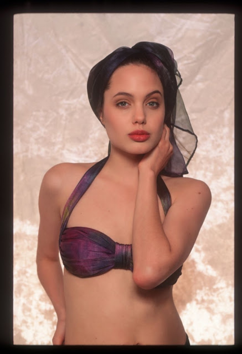Rare footage from shoot 16-year-old Angelina Jolie in lingerie