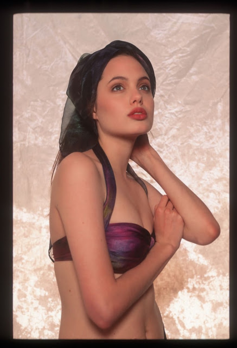 Rare footage from shoot 16-year-old Angelina Jolie in lingerie