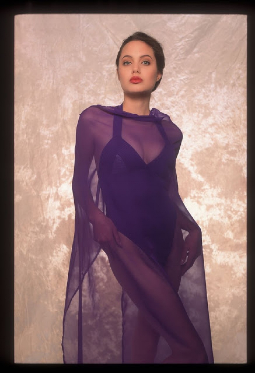 Rare footage from shoot 16-year-old Angelina Jolie in lingerie