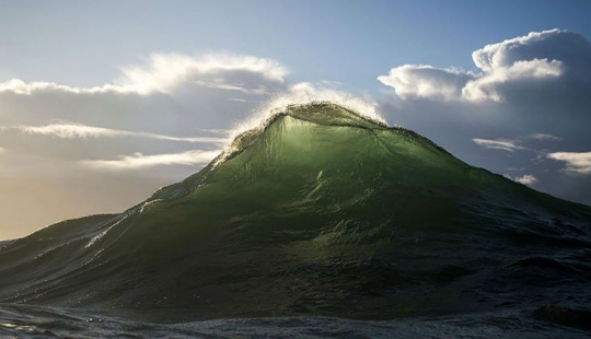 Ray Collins ha congelado las olas del mar y los hizo ver como majestuosas montañas Ray Collins ha congelado las olas del mar y los hizo ver como majestuosas montañas