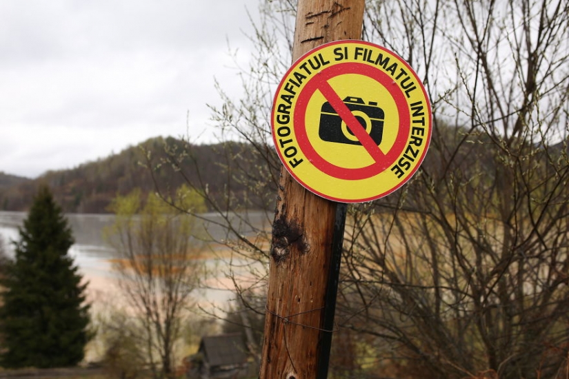 Rumano pueblo Diamana se hunde en un lago de residuos industriales Rumano pueblo Diamana se hunde en un lago de residuos industriales