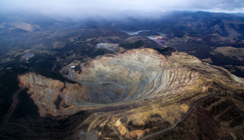 Rumano pueblo Diamana se hunde en un lago de residuos industriales Rumano pueblo Diamana se hunde en un lago de residuos industriales
