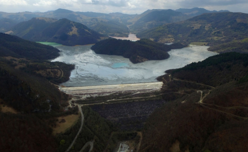 Rumano pueblo Diamana se hunde en un lago de residuos industriales Rumano pueblo Diamana se hunde en un lago de residuos industriales