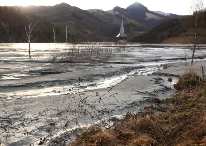 Rumano pueblo Diamana se hunde en un lago de residuos industriales Rumano pueblo Diamana se hunde en un lago de residuos industriales