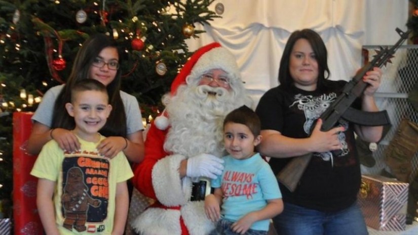 Santo de humo, dos armas de fuego: los Estadounidenses empuñando armas de fuego que "Santa trajo para la Navidad" Santo de humo, dos armas de fuego: los Estadounidenses empuñando armas de fuego que "Santa trajo para la Navidad"