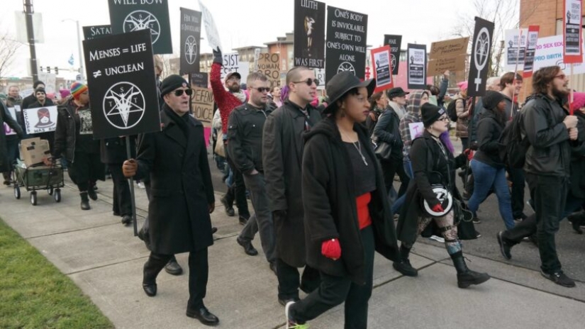 Satanists threaten the Mississippi for mentioning God in a new flag