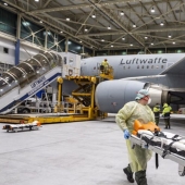 Se ve como el "flying hospital" combate contra el coronavirus