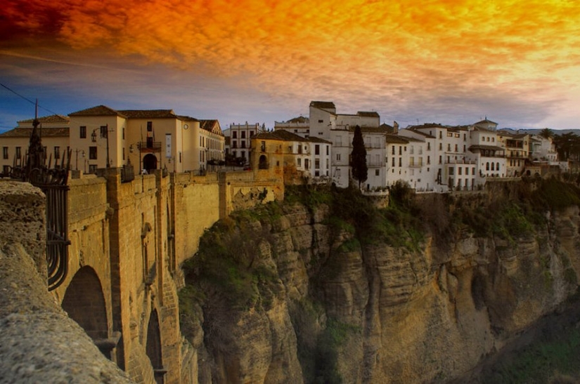 Soaring over the gorge of Ronda: an extraordinary city on the rocks Soaring over the gorge of Ronda: an extraordinary city on the rocks