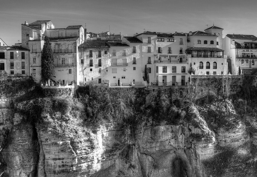 Soaring over the gorge of Ronda: an extraordinary city on the rocks Soaring over the gorge of Ronda: an extraordinary city on the rocks