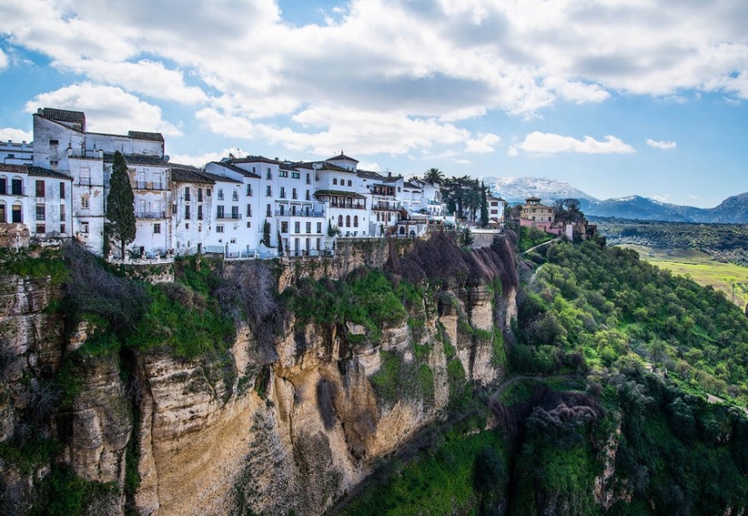 Soaring over the gorge of Ronda: an extraordinary city on the rocks Soaring over the gorge of Ronda: an extraordinary city on the rocks