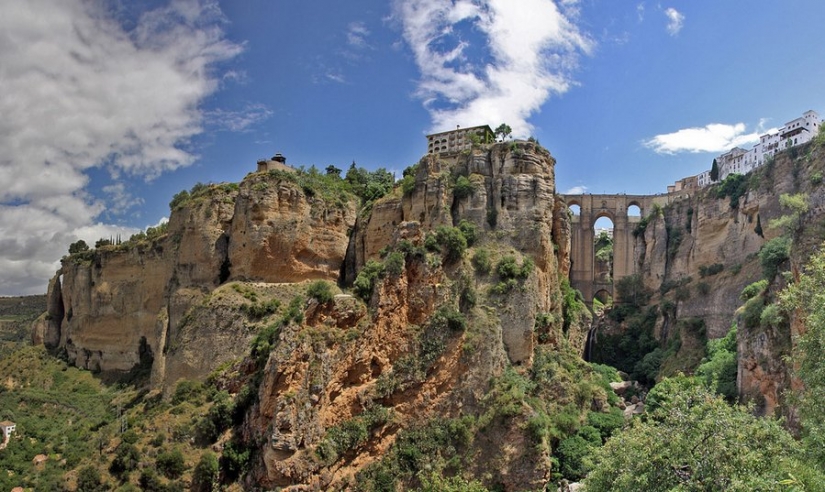 Soaring over the gorge of Ronda: an extraordinary city on the rocks Soaring over the gorge of Ronda: an extraordinary city on the rocks