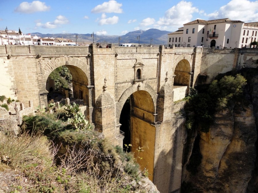 Soaring over the gorge of Ronda: an extraordinary city on the rocks Soaring over the gorge of Ronda: an extraordinary city on the rocks