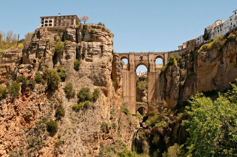 Soaring over the gorge of Ronda: an extraordinary city on the rocks Soaring over the gorge of Ronda: an extraordinary city on the rocks