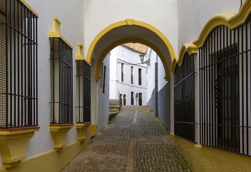 Soaring over the gorge of Ronda: an extraordinary city on the rocks Soaring over the gorge of Ronda: an extraordinary city on the rocks