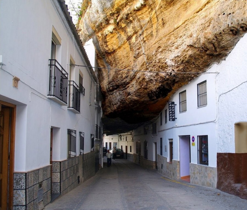 Soaring over the gorge of Ronda: an extraordinary city on the rocks Soaring over the gorge of Ronda: an extraordinary city on the rocks