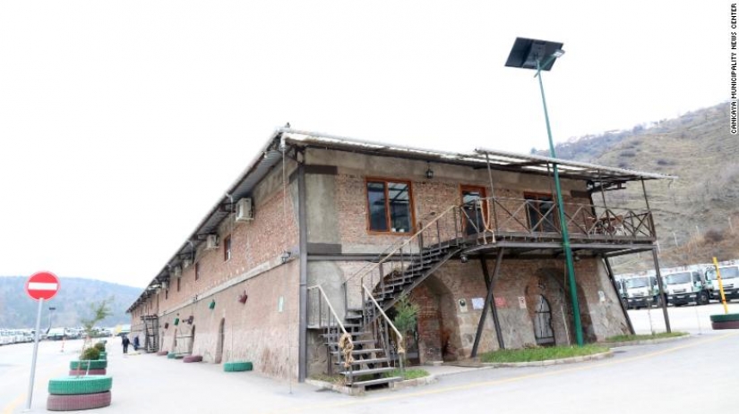 Some discarded, others are collecting: Turkish dustmen have collected a library of "saved" books