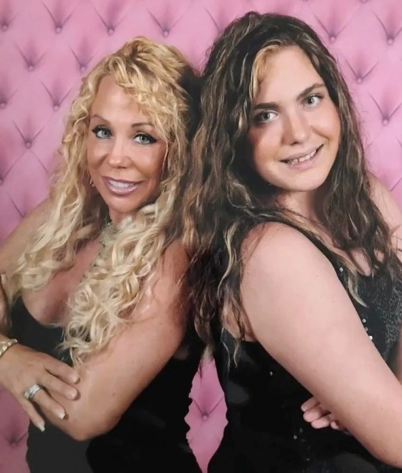 Strange relations: the 19-year-old daughter still takes a shower with his mother and sleeps with her in bed