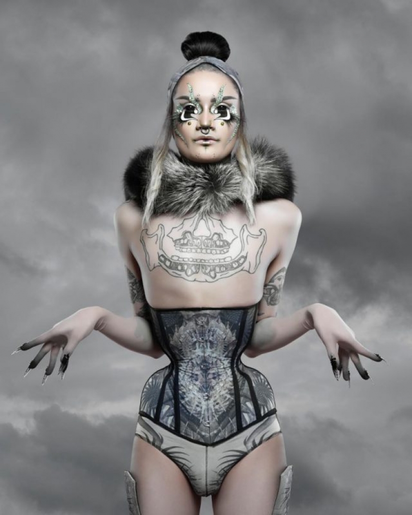 Surrealista el maquillaje de un artista queer Hambre, hacen de ella una alienígena