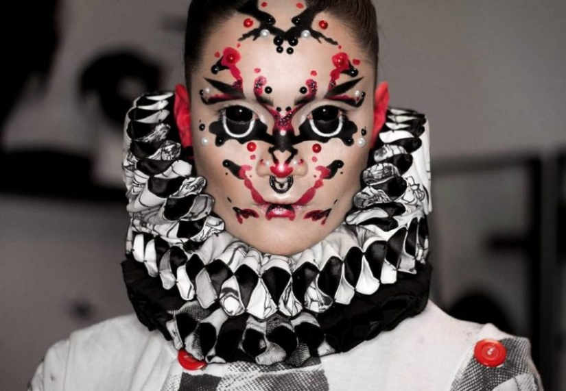 Surrealista el maquillaje de un artista queer Hambre, hacen de ella una alienígena