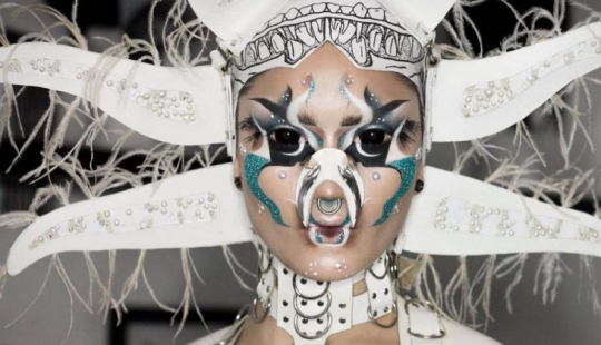 Surrealista el maquillaje de un artista queer Hambre, hacen de ella una alienígena Surrealista el maquillaje de un artista queer Hambre, hacen de ella una alienígena