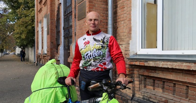 Survivalist Alexander norco entró en el bosque de los coronavirus y la muerte envenenado raíces