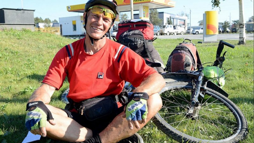Survivalist Alexander norco entró en el bosque de los coronavirus y la muerte envenenado raíces