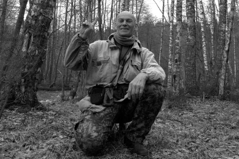 Survivalist Alexander norco entró en el bosque de los coronavirus y la muerte envenenado raíces