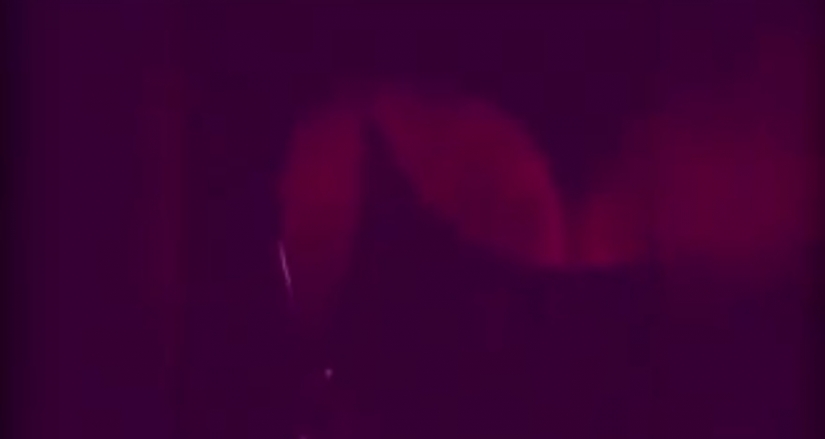 Tailandés modelo mostró cómo detectar la mama de silicona Tailandés modelo mostró cómo detectar la mama de silicona